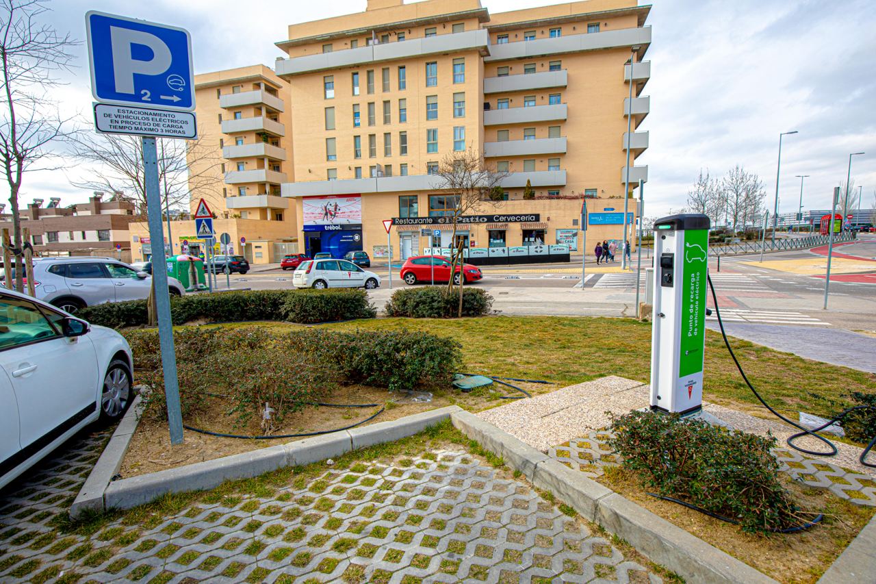 Thumbnail Charging point for electric vehicles No. 01