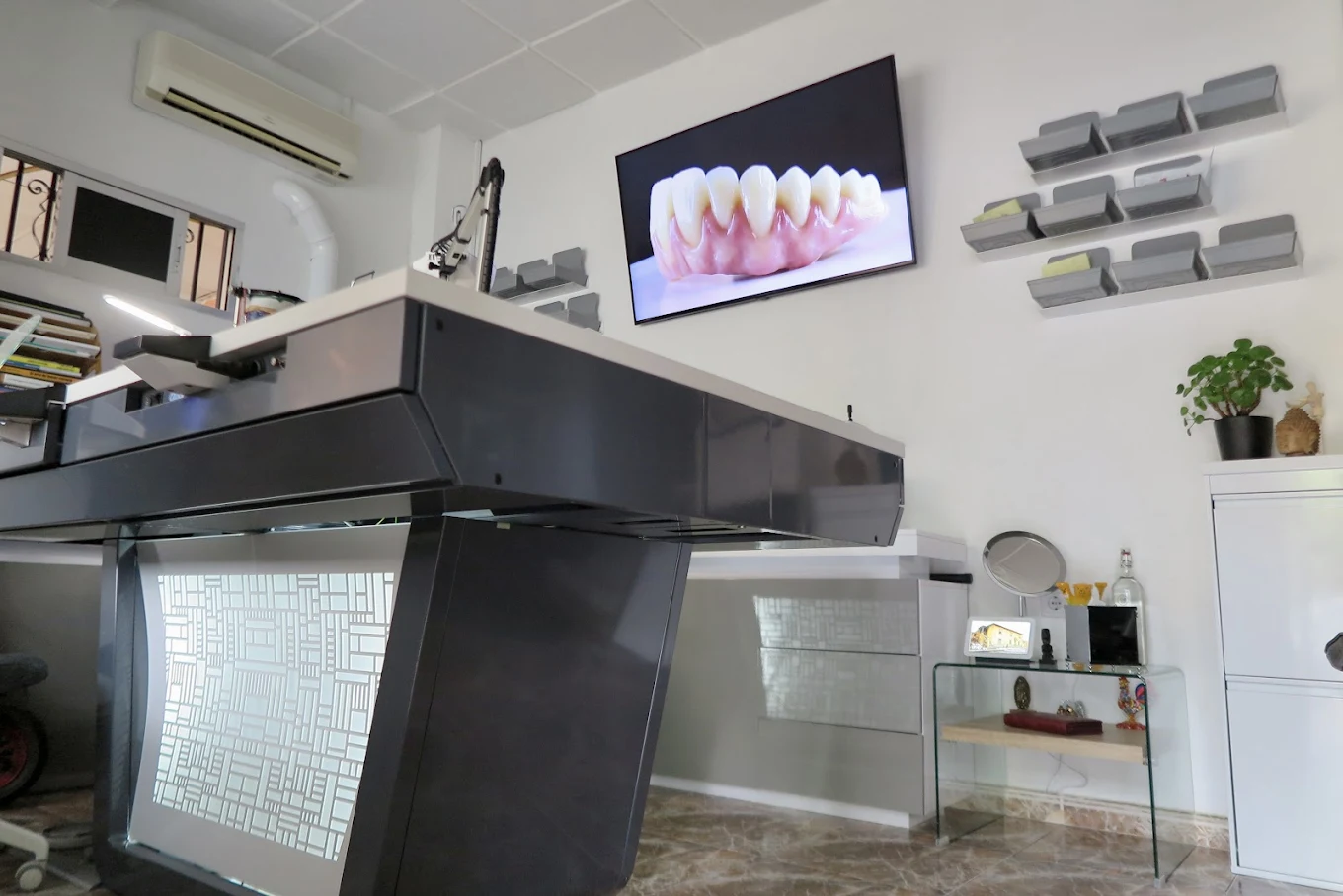 Foto de portada HolguíDent LAB Estética Dental